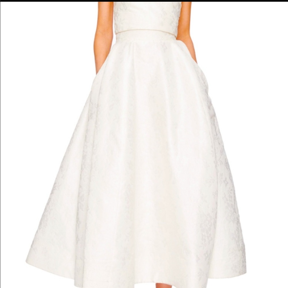 Monique Lhuillier set flattering two piece